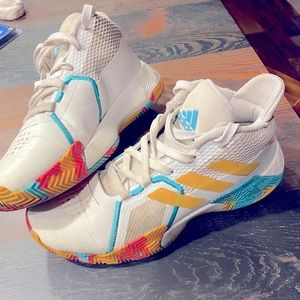 Boys size 5 basketball shoes